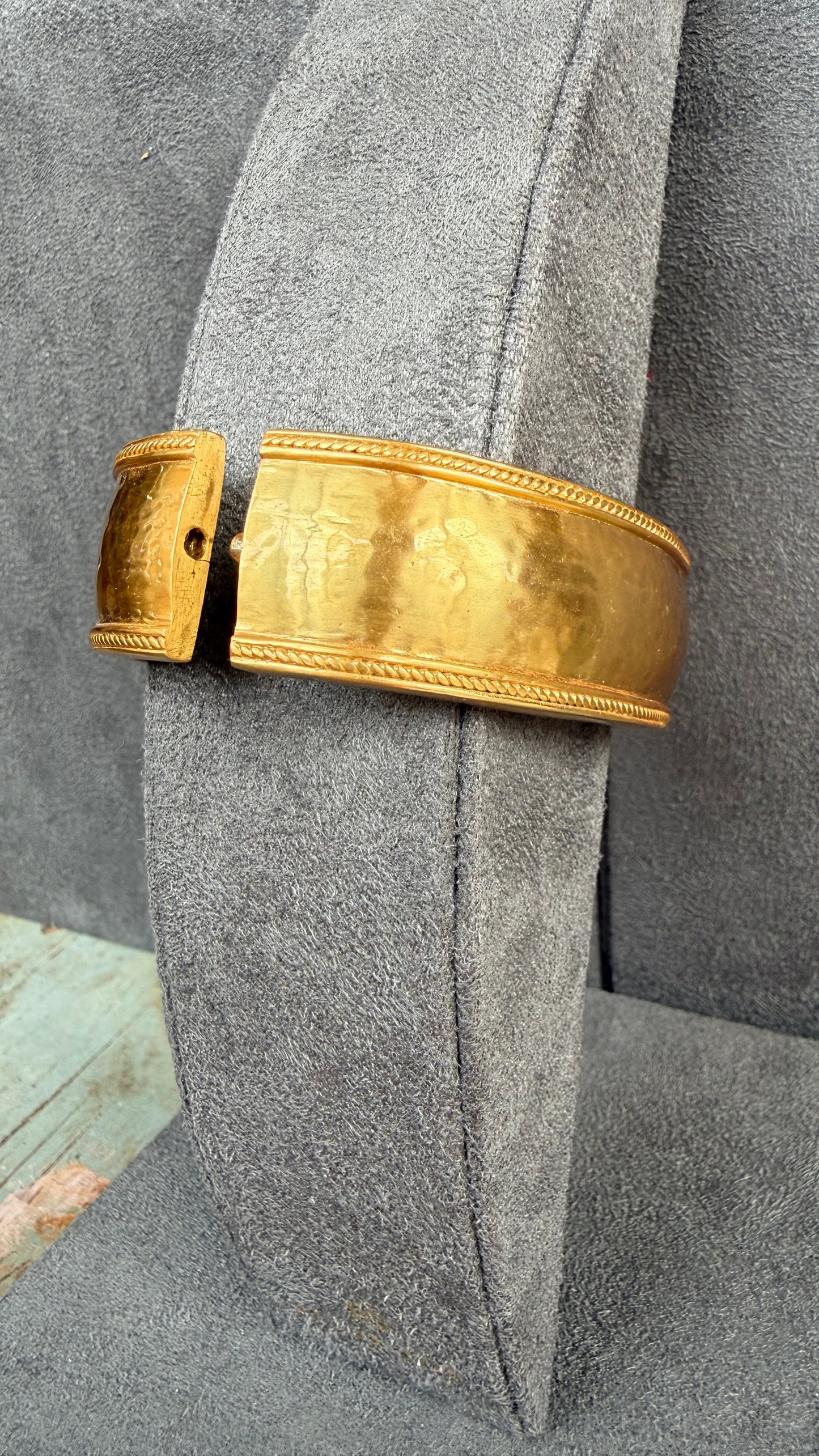 JULIE VOS Gold Clasped Bangle